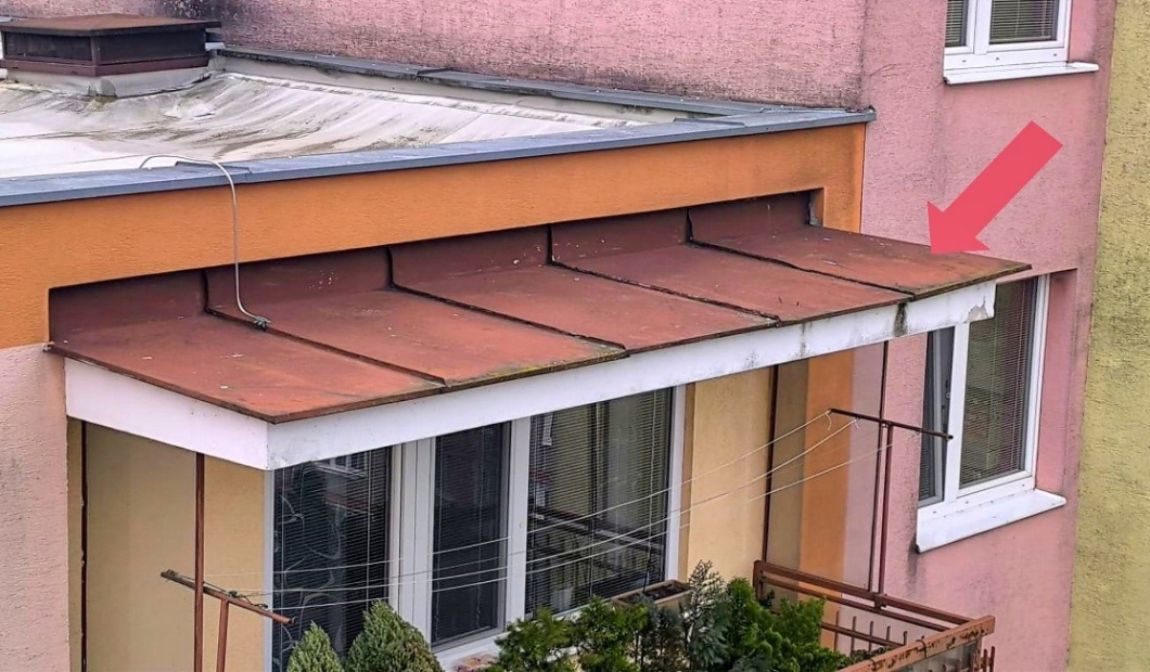 Silný vietor vie narobiť problémy aj na bytových domoch